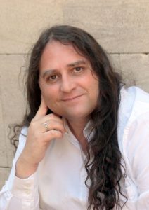 Paka Sasha, Tarologue, médium, clairvoyant vous propose sa voyance en ligne