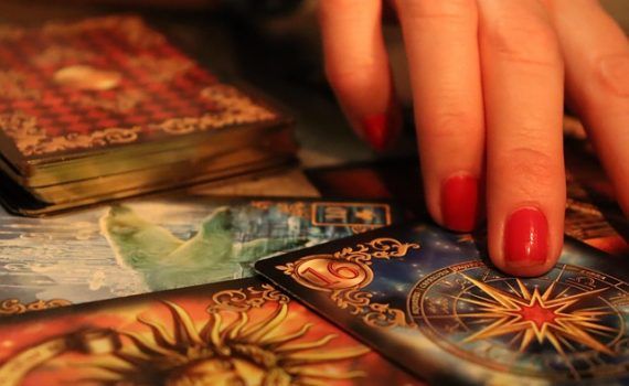 Comment interpréter un tirage en croix avec le Tarot