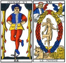 Le Monde et Le Pendu, les deux personnages se reflètent comme dans un miroir.